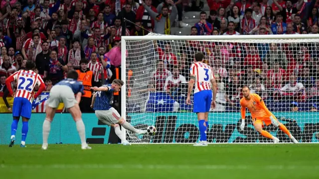 Viktor Gyokeres scores a penalty