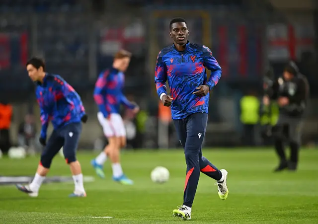 Ismaela Sarr warming up