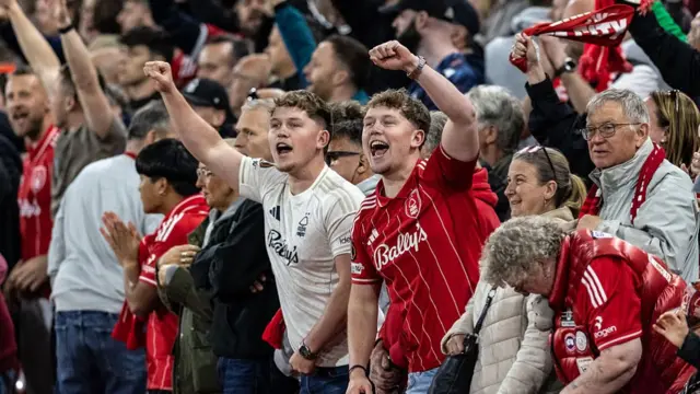 Nottingham Forest supporters celebrate going 1-0 up