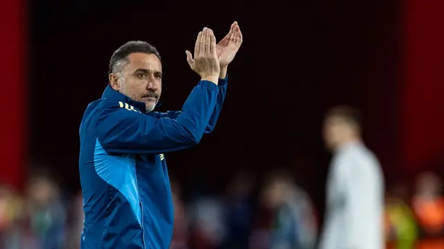 Nottingham Forest's manager Vitor Pereira applauds his side's supporters at the end of the match d