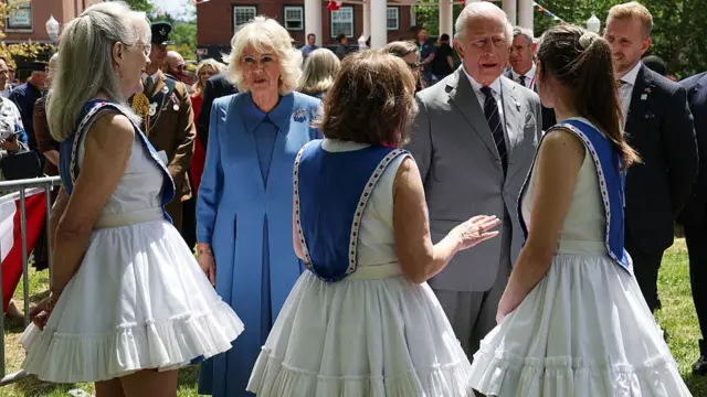 King and Queen speak to clog dancers