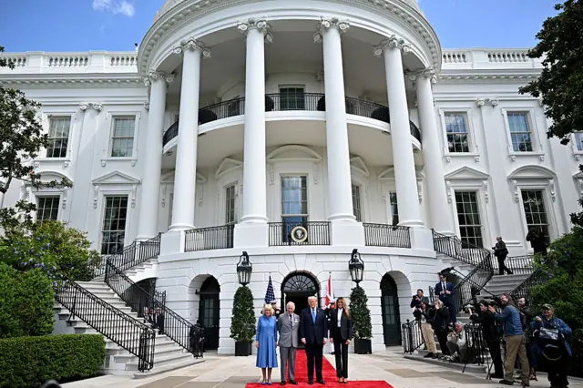 The King, Queen, President and First Lady stand in front of the White House's pillared southern facade