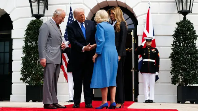 The King, Queen, president and first lady stand outside the White House