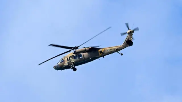 Um helicóptero Black Hawk