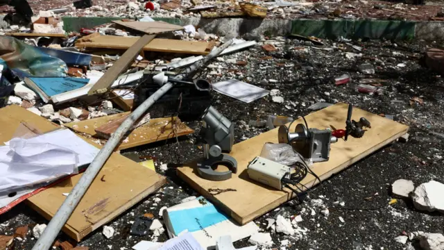 Equipamento de laboratório no edifício de pesquisa da Universidade Shahid Beheshti, que foi danificado por um ataque, em meio ao conflito EUA-Israel com o Irã, em Teerã, Irã, 4 de abril de 2026