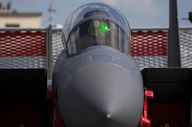 अंदर सामने बैठे पायलट के साथ F-15E की एक नज़दीकी तस्वीर