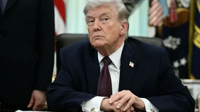 Президент США Дональд Трамп отвечает на вопрос репортера после подписания указа в Овальном кабинете Белого дома в Вашингтоне, округ Колумбия, 31 марта 2026 года.