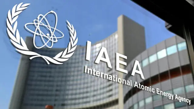 अंतर्राष्ट्रीय परमाणु ऊर्जा एजेंसी (आईएईए) का लोगो 2 मार्च 2026 को वियना, ऑस्ट्रिया में एजेंसी के मुख्यालय में देखा गया है
