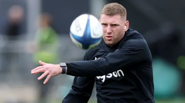 Finn Russell warms up
