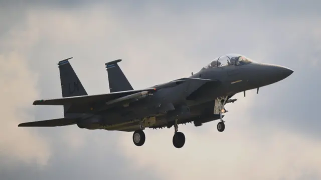 ВВС США McDonnell Douglas F-15E Strike Eagle приземляется на авиабазе RAF Lakenheath 22 июля 2025 года в Лейкенхите, Великобритания.