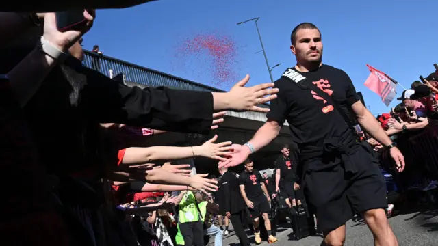 Antoine Dupont meets Toulouse supporters