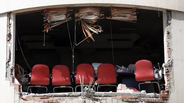 Um edifício danificado após ataques aéreos EUA-Israelenses na Universidade Shahid Beheshti, em Teerã, Irã, 4 de abril de 2026. Uma operação militar conjunta israelense e norte-americana, lançada em 28 de fevereiro, continua a atingir vários locais em todo o Irã. Universidade de Teerã atingida por ataques aéreos EUA-Israel em meio a escalada de conflito, República Islâmica do Irã - 04 de abril de 2026