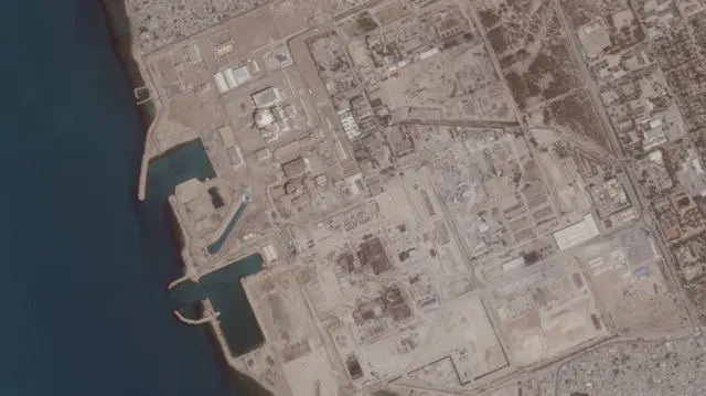 Uma imagem de satélite da usina nuclear de Bushehr antes do conflito