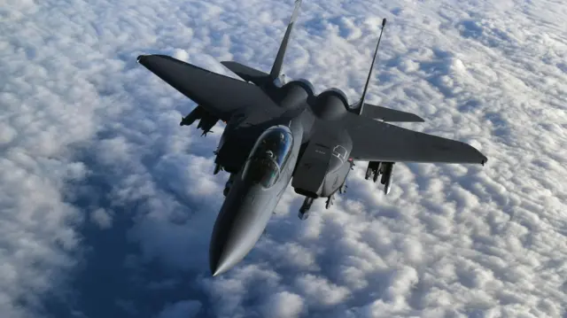 La búsqueda del aviador estadounidense desaparecido continúa mientras Trump amenaza con infierno si Irán no llega a un acuerdo