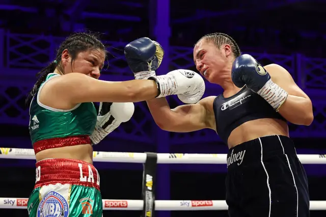 Mayelli Flores punches Ellie Scotney