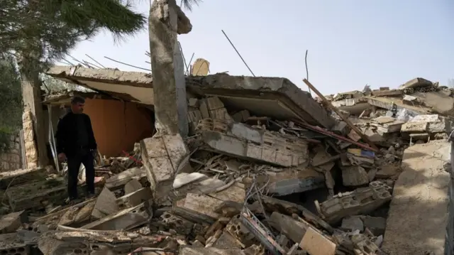 A man stands at the site of Israeli strike in Kfar Hatta in southern Lebanon, 5 April 2026