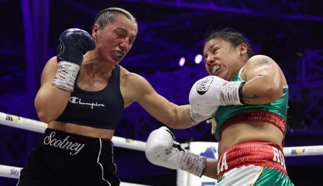 Ellie Scotney and Mayelli Flores exchange punches