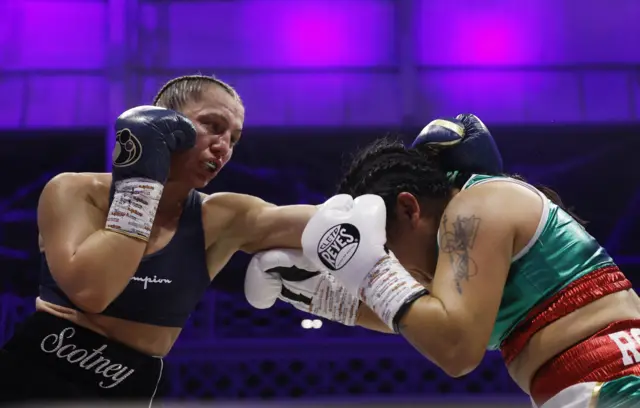 Terri Harper punches Mayelli Flores