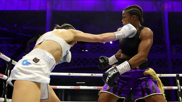 Terri Harper punches Caroline Dubois