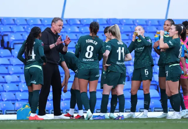 City players gather around Jeglertz for a chat
