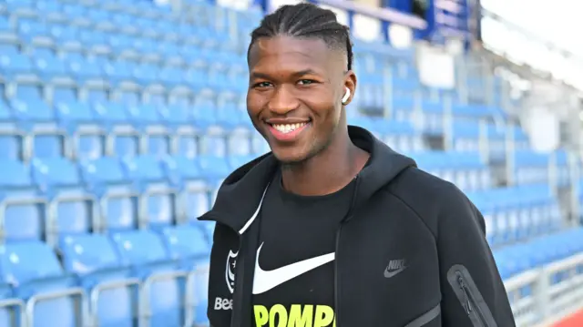 Madiodio Dia arriving at Fratton Park
