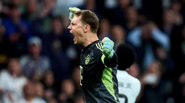 Manuel Neuer celebrating