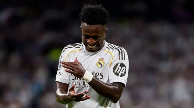 Vinicius reacts