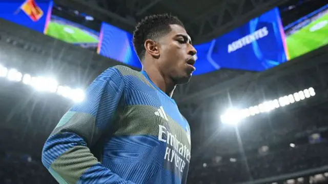 Jude Bellingham warming up