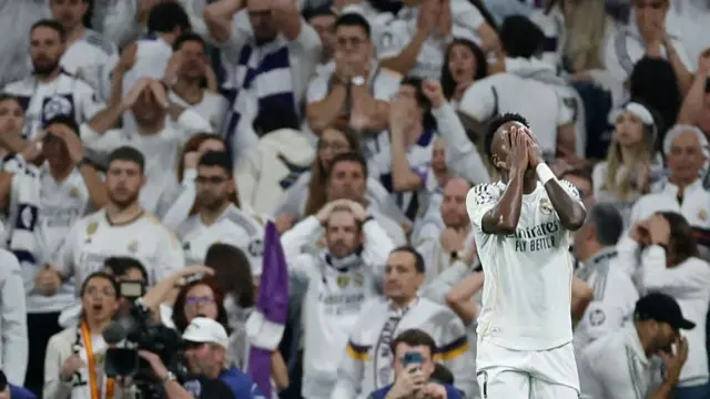Vinicius reacts