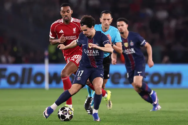 Vitinha (C) fights for the ball
