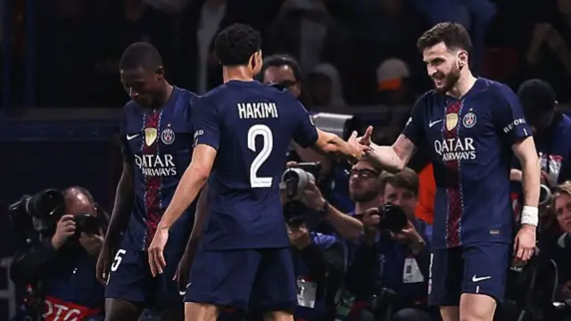 PSG team shake hands