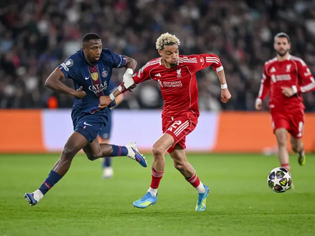 Willian Pacho (Paris Saint-Germain FC) and Hugo Ekitike of Liverpool FC battle for the ball