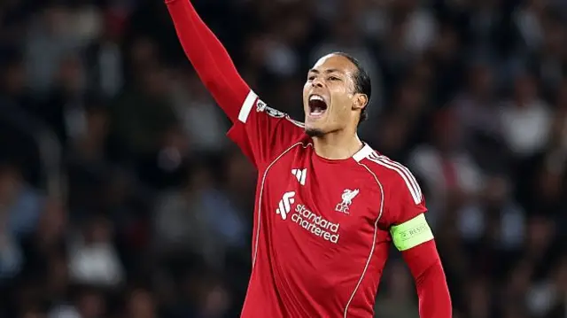 Van Dijk calls to his team