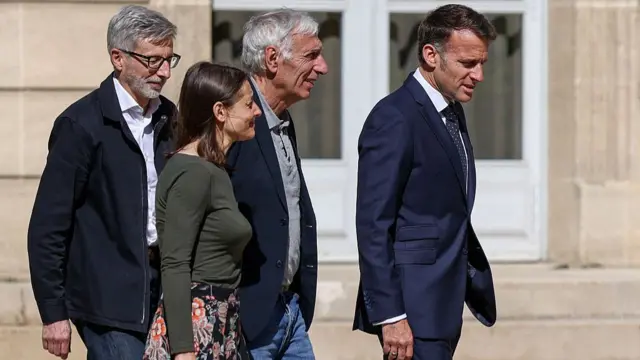 Macron, the french ambassador, and two French citizens who were released from jail in Iran after three years