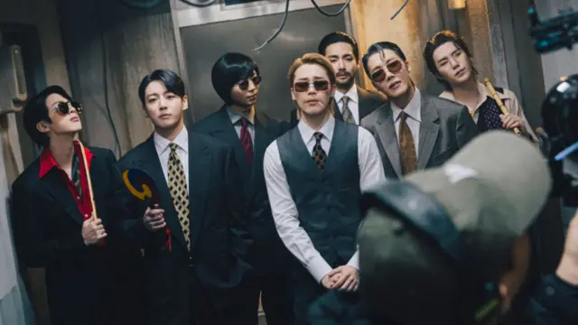 A scene from the music video from 2.0