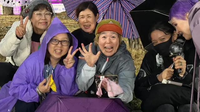 Fans who did not manage to get a ticket are also cheering outside