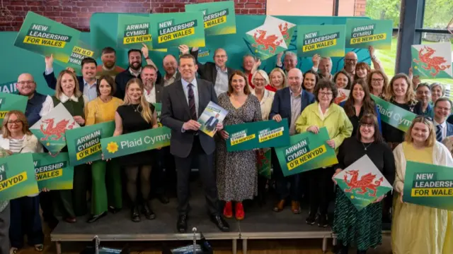 Iorwerth with members.