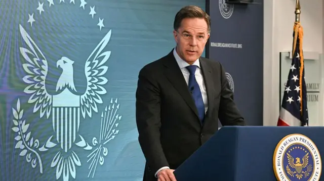 Mark Rutte speaking at a pedestal in Washington