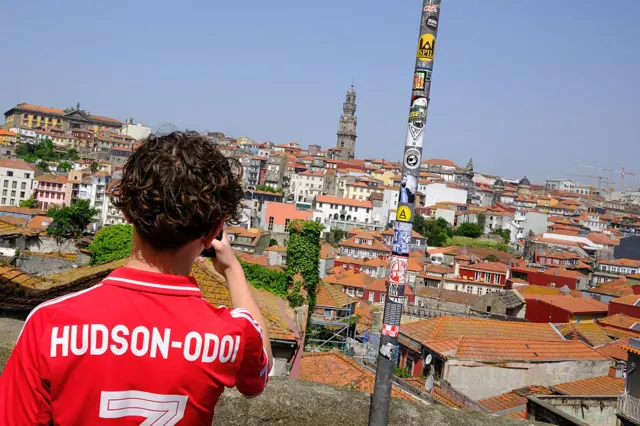 Nottingham Forest fan takes photo in Porto