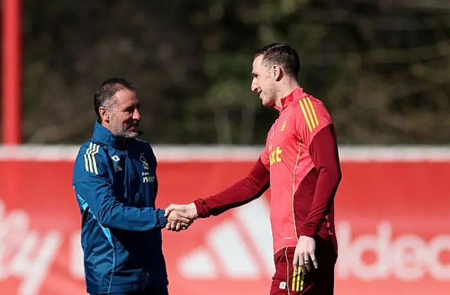 Chris Wood and Vitor Pereira shake hands