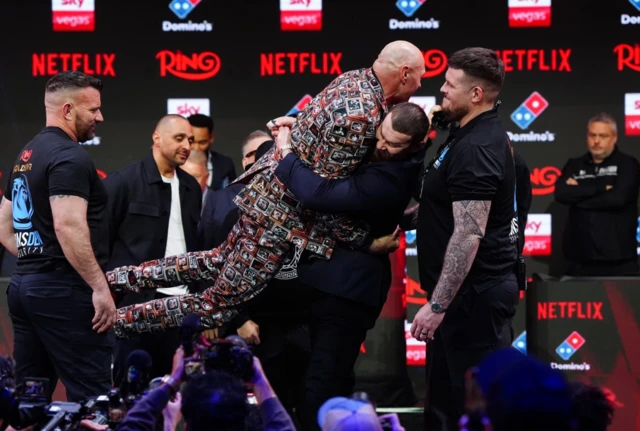 Arslanbek Makhmudov picks up Tyson Fury