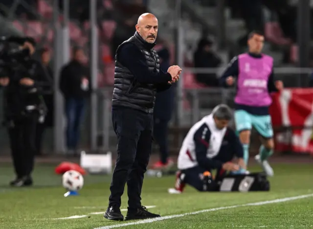 Vincenzo Italiano conducts his team from the sideline