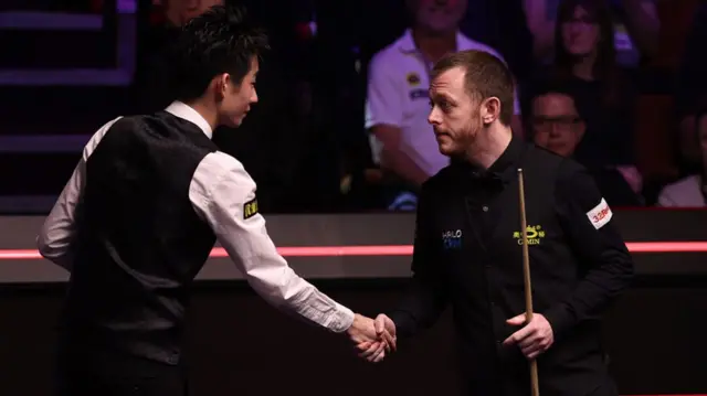 Wu Yize shakes hands with Mark Allen