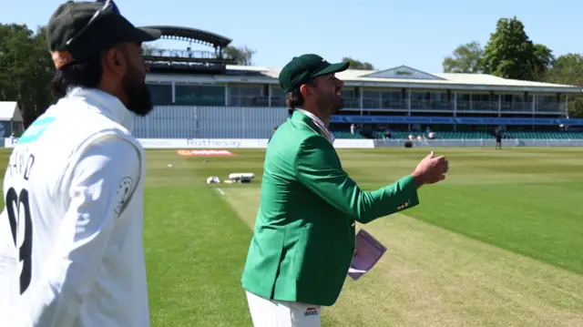 Leicestershire captain flips the coin