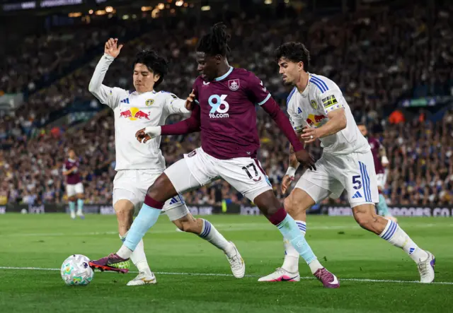 Tchaouna is surrounded by Leeds players