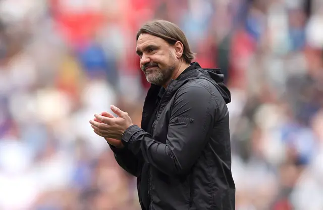 Daniel Farke applauding