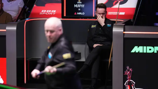 Shaun Murphy watches John Higgins at the table