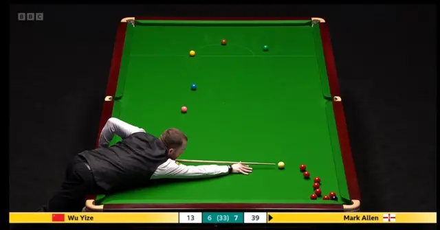 Black over the pocket surrounded by reds during Wu Yize v Mark Allen