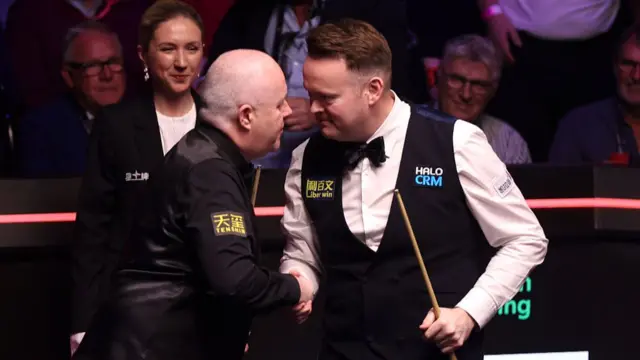 John Higgins shakes hands with Shaun Murphy