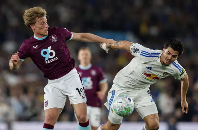 Flemming and Struijk battle for the ball